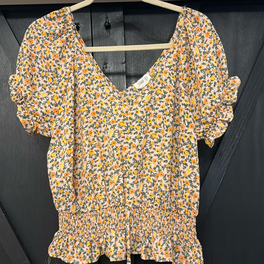 Floral top. Size large.